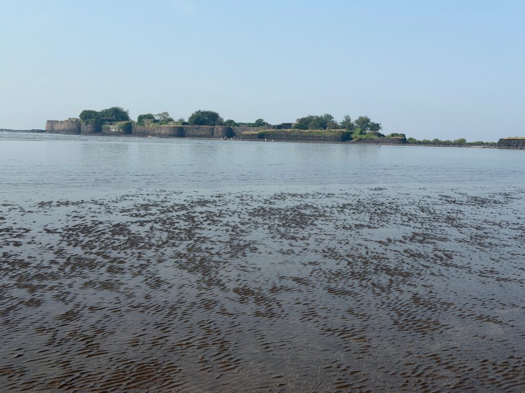 Alibaug Beachから見たKolaba Fort